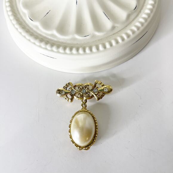 Vintage Avon Brooch Romantic Rhinestone Faux Pearl Gold tone Pin Victorian - Picture 11 of 16